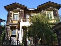Καφετί διώροφο παλαιό μέγαρο στοκ φωτογραφίες Καφετί διώροφο παλαιό μέγαρο στοκ φωτογραφίες
