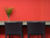 Καφετιά καρέκλα δέρματος με τον ξύλινο πίνακα στον ομο χώρο εργασίας στοκ εικόνα Καφετιά καρέκλα δέρματος με τον ξύλινο πίνακα στον ομο χώρο εργασίας στοκ εικόνα