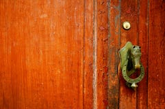 Καφετιά πόρτα με doorhandle κεφαλιών αλόγων χαλκού στοκ εικόνα με δικαίωμα ελεύθερης χρήσης Καφετιά πόρτα με doorhandle κεφαλιών αλόγων χαλκού στοκ εικόνα με δικαίωμα ελεύθερης χρήσης