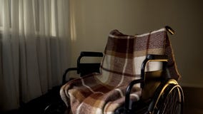 Κενή αναπηρική καρέκλα που στέκεται στη μέση του δωματίου, αποκατάσταση για τα με ειδικές ανάγκες άτομα στοκ εικόνες Κενή αναπηρική καρέκλα που στέκεται στη μέση του δωματίου, αποκατάσταση για τα με ειδικές ανάγκες άτομα στοκ εικόνες
