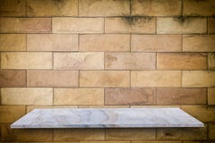 Κενή κορυφή των φυσικών ραφιών πετρών στο παλαιό υπόβαθρο τοίχων grunge στοκ φωτογραφίες Κενή κορυφή των φυσικών ραφιών πετρών στο παλαιό υπόβαθρο τοίχων grunge στοκ φωτογραφίες