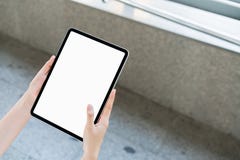 Κενή οθόνη ταμπλετών εκμετάλλευσης χεριών επάνω Πάρτε την οθόνη σας για να βάλετε στη διαφήμιση στοκ φωτογραφίες Κενή οθόνη ταμπλετών εκμετάλλευσης χεριών επάνω Πάρτε την οθόνη σας για να βάλετε στη διαφήμιση στοκ φωτογραφίες