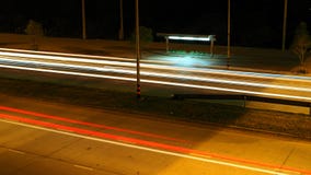 Κενή στάση λεωφορείου με το φωτεινό σηματοδότη νύχτας στοκ φωτογραφία Κενή στάση λεωφορείου με το φωτεινό σηματοδότη νύχτας στοκ φωτογραφία