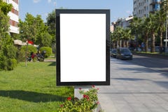 Κενή χλεύη επάνω του κάθετου πίνακα διαφημίσεων αφισών οδών στο υπόβαθρο πόλεων στοκ φωτογραφίες με δικαίωμα ελεύθερης χρήσης Κενή χλεύη επάνω του κάθετου πίνακα διαφημίσεων αφισών οδών στο υπόβαθρο πόλεων στοκ φωτογραφίες με δικαίωμα ελεύθερης χρήσης