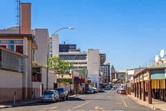 Κεντρική άποψη πόλεων του Windhoek στο κέντρο της πόλης με το οδικό σύνολο των αυτοκινήτων, Windhoek, Ναμίμπια στοκ εικόνες με δικαίωμα ελεύθερης χρήσης Κεντρική άποψη πόλεων του Windhoek στο κέντρο της πόλης με το οδικό σύνολο των αυτοκινήτων, Windhoek, Ναμίμπια στοκ εικόνες με δικαίωμα ελεύθερης χρήσης
