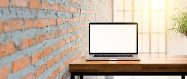 Κενό lap-top οθόνης στο ξύλινο γραφείο στοκ φωτογραφία Κενό lap-top οθόνης στο ξύλινο γραφείο στοκ φωτογραφία