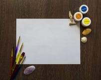 Κενό άσπρο φύλλο του εγγράφου για το κείμενό σας σε ένα σκοτεινό ξύλινο επιτραπέζιο υπόβαθρο Υπάρχουν χρωματισμένα χρώματα, κοχύλ στοκ φωτογραφία με δικαίωμα ελεύθερης χρήσης Κενό άσπρο φύλλο του εγγράφου για το κείμενό σας σε ένα σκοτεινό ξύλινο επιτραπέζιο υπόβαθρο Υπάρχουν χρωματισμένα χρώματα, κοχύλ στοκ φωτογραφία με δικαίωμα ελεύθερης χρήσης