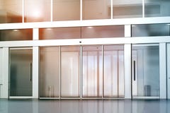 Κενό γλιστρώντας πρότυπο εισόδων πορτών γυαλιού στοκ φωτογραφίες Κενό γλιστρώντας πρότυπο εισόδων πορτών γυαλιού στοκ φωτογραφίες