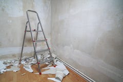 Κενό δωμάτιο με τη γυμνή σκάλα τοίχων και παλαιά απορρίματα ταπετσαριών στο πάτωμα κατά τη διάρκεια του redecoration με το διάστη στοκ εικόνες Κενό δωμάτιο με τη γυμνή σκάλα τοίχων και παλαιά απορρίματα ταπετσαριών στο πάτωμα κατά τη διάρκεια του redecoration με το διάστη στοκ εικόνες