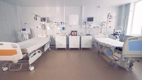Κενό κρεβάτι δύο σε ένα δωμάτιο νοσοκομείων με το ιατρικό εξοπλισμό 4K Κενό κρεβάτι δύο σε ένα δωμάτιο νοσοκομείων με το ιατρικό εξοπλισμό 4K