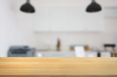 Κενό ξύλινο tabletop με το υπόβαθρο κουζινών θαμπάδων στοκ εικόνα με δικαίωμα ελεύθερης χρήσης Κενό ξύλινο tabletop με το υπόβαθρο κουζινών θαμπάδων στοκ εικόνα με δικαίωμα ελεύθερης χρήσης