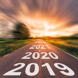 Κενός δρόμος ασφάλτου και νέα έννοια έτους 2019 Οδήγηση σε ένα empt στοκ φωτογραφίες με δικαίωμα ελεύθερης χρήσης Κενός δρόμος ασφάλτου και νέα έννοια έτους 2019 Οδήγηση σε ένα empt στοκ φωτογραφίες με δικαίωμα ελεύθερης χρήσης