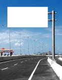 Κενός λευκός κενός πίνακας ή πίνακας διαφημίσεων ή roadsign στην οδό στοκ εικόνα με δικαίωμα ελεύθερης χρήσης Κενός λευκός κενός πίνακας ή πίνακας διαφημίσεων ή roadsign στην οδό στοκ εικόνα με δικαίωμα ελεύθερης χρήσης