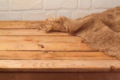 Κενός ξύλινος πίνακας με sackcloth Υπόβαθρο κουζινών στοκ εικόνες Κενός ξύλινος πίνακας με sackcloth Υπόβαθρο κουζινών στοκ εικόνες