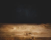 Κενός ξύλινος μετρητής επιτραπέζιων κορυφών στο σκοτεινό υπόβαθρο τοίχων στοκ φωτογραφίες Κενός ξύλινος μετρητής επιτραπέζιων κορυφών στο σκοτεινό υπόβαθρο τοίχων στοκ φωτογραφίες