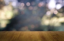 Κενός ξύλινος πίνακας μπροστά από την περίληψη που θολώνεται πράσινη του υποβάθρου κήπων και σπιτιών Για την επίδειξη προϊόντων m στοκ φωτογραφία με δικαίωμα ελεύθερης χρήσης Κενός ξύλινος πίνακας μπροστά από την περίληψη που θολώνεται πράσινη του υποβάθρου κήπων και σπιτιών Για την επίδειξη προϊόντων m στοκ φωτογραφία με δικαίωμα ελεύθερης χρήσης