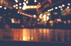 Κενός ξύλινος φραγμός επιτραπέζιων κορυφών στο εστιατόριο καφέδων θαμπάδων στο σκοτεινό υπόβαθρο Στοκ Φωτογραφία Κενός ξύλινος φραγμός επιτραπέζιων κορυφών στο εστιατόριο καφέδων θαμπάδων στο σκοτεινό υπόβαθρο Στοκ Φωτογραφία