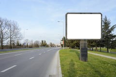 Κενός πίνακας διαφημίσεων στην πλευρά ενός δρόμου, ενός δικράνου ή ενός σταυροδρομιού με το β στοκ εικόνες Κενός πίνακας διαφημίσεων στην πλευρά ενός δρόμου, ενός δικράνου ή ενός σταυροδρομιού με το β στοκ εικόνες