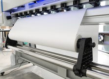 Κενός ρόλος εγγράφου στη μεγάλη μηχανή Inkjet σχήματος εκτυπωτών για τη βιομηχανική επιχείρηση στοκ εικόνες Κενός ρόλος εγγράφου στη μεγάλη μηχανή Inkjet σχήματος εκτυπωτών για τη βιομηχανική επιχείρηση στοκ εικόνες