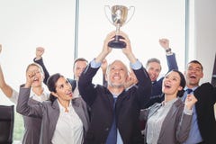 Κερδίζοντας επιχειρησιακή ομάδα με ένα εκτελεστικό τρόπαιο εκμετάλλευσης στοκ εικόνες Κερδίζοντας επιχειρησιακή ομάδα με ένα εκτελεστικό τρόπαιο εκμετάλλευσης στοκ εικόνες