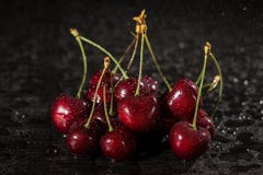 Κεράσι σε ένα μαύρο υπόβαθρο με τις πτώσεις νερού στοκ φωτογραφίες με δικαίωμα ελεύθερης χρήσης Κεράσι σε ένα μαύρο υπόβαθρο με τις πτώσεις νερού στοκ φωτογραφίες με δικαίωμα ελεύθερης χρήσης