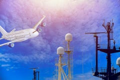 Κεραία ιστών ή ραντάρ ή ανακοίνωση σχετικά με τη γέφυρα γεφυρών ναυσιπλοΐας στοκ φωτογραφία Κεραία ιστών ή ραντάρ ή ανακοίνωση σχετικά με τη γέφυρα γεφυρών ναυσιπλοΐας στοκ φωτογραφία