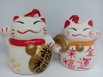 κεραμική ιαπωνική τυχερή γάτα maneki-neko στο άσπρο υπόβαθρο στοκ φωτογραφίες κεραμική ιαπωνική τυχερή γάτα maneki-neko στο άσπρο υπόβαθρο στοκ φωτογραφίες