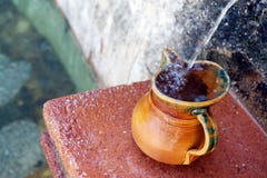 Κεραμική κανάτα που γεμίζει με τα φυσικά νερά πηγής, Ισπανία στοκ φωτογραφία με δικαίωμα ελεύθερης χρήσης Κεραμική κανάτα που γεμίζει με τα φυσικά νερά πηγής, Ισπανία στοκ φωτογραφία με δικαίωμα ελεύθερης χρήσης
