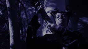 Κερασφόροι περίπατοι φαντασμάτων μαγισσών μέσω των καταστροφών του κάστρου Φρίκη αποκριών φιλμ μικρού μήκους Κερασφόροι περίπατοι φαντασμάτων μαγισσών μέσω των καταστροφών του κάστρου Φρίκη αποκριών φιλμ μικρού μήκους