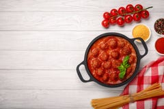 Κεφτή στη σάλτσα ντοματών με τα καρυκεύματα και βασιλικός στις ντομάτες τηγανίζοντας τηγανιών και κερασιών σε έναν λευκό ξύλινο π στοκ εικόνες με δικαίωμα ελεύθερης χρήσης Κεφτή στη σάλτσα ντοματών με τα καρυκεύματα και βασιλικός στις ντομάτες τηγανίζοντας τηγανιών και κερασιών σε έναν λευκό ξύλινο π στοκ εικόνες με δικαίωμα ελεύθερης χρήσης