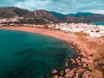 Κηφήνας που πυροβολείται μιας μικρής πόλης στην Ελλάδα με 2 παραλίες στοκ εικόνα με δικαίωμα ελεύθερης χρήσης Κηφήνας που πυροβολείται μιας μικρής πόλης στην Ελλάδα με 2 παραλίες στοκ εικόνα με δικαίωμα ελεύθερης χρήσης
