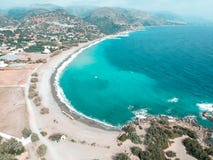 Κηφήνας που πυροβολείται στην Ελλάδα Paleochora Άποψη της Νίκαιας από την κορυφή με το treea θάλασσας στο υπόβαθρο στοκ εικόνες Κηφήνας που πυροβολείται στην Ελλάδα Paleochora Άποψη της Νίκαιας από την κορυφή με το treea θάλασσας στο υπόβαθρο στοκ εικόνες
