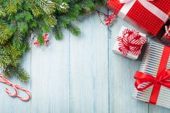 Κιβώτια δώρων Χριστουγέννων και κλάδος δέντρων έλατου στοκ φωτογραφίες με δικαίωμα ελεύθερης χρήσης Κιβώτια δώρων Χριστουγέννων και κλάδος δέντρων έλατου στοκ φωτογραφίες με δικαίωμα ελεύθερης χρήσης