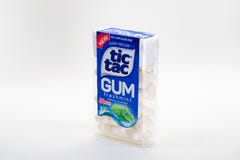 Κιβώτιο γόμμας Tictac freshmint που απομονώνεται στο άσπρο υπόβαθρο στοκ φωτογραφία με δικαίωμα ελεύθερης χρήσης Κιβώτιο γόμμας Tictac freshmint που απομονώνεται στο άσπρο υπόβαθρο στοκ φωτογραφία με δικαίωμα ελεύθερης χρήσης