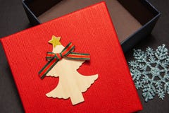 Κιβώτιο δώρων στο κόκκινο με snowflake για ένα δώρο για ένα νέα έτος ή γενέθλια Κινηματογράφηση σε πρώτο πλάνο στοκ εικόνες Κιβώτιο δώρων στο κόκκινο με snowflake για ένα δώρο για ένα νέα έτος ή γενέθλια Κινηματογράφηση σε πρώτο πλάνο στοκ εικόνες
