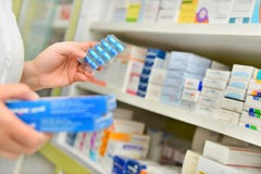 Κιβώτιο ιατρικής εκμετάλλευσης φαρμακοποιών και πακέτο καψών στοκ εικόνες Κιβώτιο ιατρικής εκμετάλλευσης φαρμακοποιών και πακέτο καψών στοκ εικόνες