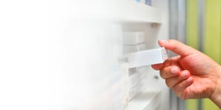 κιβώτιο ιατρικής εκμετάλλευσης χεριών φαρμακοποιών στο φαρμακείο στοκ φωτογραφία με δικαίωμα ελεύθερης χρήσης κιβώτιο ιατρικής εκμετάλλευσης χεριών φαρμακοποιών στο φαρμακείο στοκ φωτογραφία με δικαίωμα ελεύθερης χρήσης