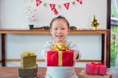Κιβώτιο και χαμόγελα δώρων ημέρας chirstmas εκμετάλλευσης μικρών κοριτσιών στοκ εικόνα με δικαίωμα ελεύθερης χρήσης Κιβώτιο και χαμόγελα δώρων ημέρας chirstmas εκμετάλλευσης μικρών κοριτσιών στοκ εικόνα με δικαίωμα ελεύθερης χρήσης