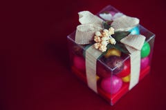 Κιβώτιο δώρων με τις σοκολάτες σε ένα κόκκινο υπόβαθρο στοκ εικόνα με δικαίωμα ελεύθερης χρήσης Κιβώτιο δώρων με τις σοκολάτες σε ένα κόκκινο υπόβαθρο στοκ εικόνα με δικαίωμα ελεύθερης χρήσης
