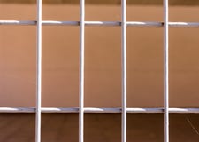 Κιγκλίδωμα σιδήρου στον τοίχο στην οδό στοκ εικόνα Κιγκλίδωμα σιδήρου στον τοίχο στην οδό στοκ εικόνα