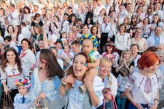 ΚΙΕΒΟ, ΟΥΚΡΑΝΙΑ - μπορέστε 21, 2015: Άνθρωποι που φορούν το παραδοσιακό ουκρανικό ένδυμα γνωστό ως vyshyvanka στοκ εικόνες με δικαίωμα ελεύθερης χρήσης ΚΙΕΒΟ, ΟΥΚΡΑΝΙΑ - μπορέστε 21, 2015: Άνθρωποι που φορούν το παραδοσιακό ουκρανικό ένδυμα γνωστό ως vyshyvanka στοκ εικόνες με δικαίωμα ελεύθερης χρήσης