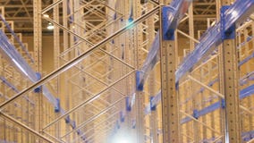 Κινήσεις καμερών κινηματογραφήσεων σε πρώτο πλάνο κατά μήκος του δωματίου αποθήκευσης μέσω των τοποθετημένων ραφιών απόθεμα βίντεο Κινήσεις καμερών κινηματογραφήσεων σε πρώτο πλάνο κατά μήκος του δωματίου αποθήκευσης μέσω των τοποθετημένων ραφιών απόθεμα βίντεο