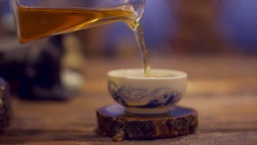 Κινεζική τελετή τσαγιού με teapot γυαλιού και το παραδοσιακό φλυτζάνι φιλμ μικρού μήκους Κινεζική τελετή τσαγιού με teapot γυαλιού και το παραδοσιακό φλυτζάνι φιλμ μικρού μήκους