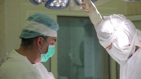 Κινηματογράφηση σε πρώτο πλάνο Άμεσο φως χειρούργων κατά τη διάρκεια της χειρουργικής επέμβασης απόθεμα βίντεο Κινηματογράφηση σε πρώτο πλάνο Άμεσο φως χειρούργων κατά τη διάρκεια της χειρουργικής επέμβασης απόθεμα βίντεο