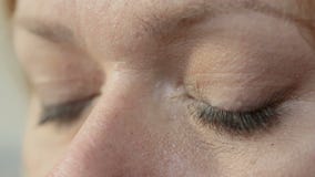 Κινηματογράφηση σε πρώτο πλάνο ματιών, mascara που λερώνεται γύρω από τα μάτια, κούραση απόθεμα βίντεο Κινηματογράφηση σε πρώτο πλάνο ματιών, mascara που λερώνεται γύρω από τα μάτια, κούραση απόθεμα βίντεο