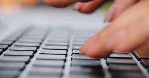 Κινηματογράφηση σε πρώτο πλάνο της δακτυλογράφησης χεριών επιχειρησιακών γυναικών στο πληκτρολόγιο lap-top Η κινηματογράφηση σε π φιλμ μικρού μήκους Κινηματογράφηση σε πρώτο πλάνο της δακτυλογράφησης χεριών επιχειρησιακών γυναικών στο πληκτρολόγιο lap-top Η κινηματογράφηση σε π φιλμ μικρού μήκους