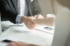 Κινηματογράφηση σε πρώτο πλάνο της αρσενικής και θηλυκής χειραψίας χεριών μετά από αποτελεσματικό αρνητικό στοκ φωτογραφία με δικαίωμα ελεύθερης χρήσης Κινηματογράφηση σε πρώτο πλάνο της αρσενικής και θηλυκής χειραψίας χεριών μετά από αποτελεσματικό αρνητικό στοκ φωτογραφία με δικαίωμα ελεύθερης χρήσης