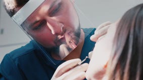 Κινηματογράφηση σε πρώτο πλάνο της διαδικασίας του οδοντικού chekup σε μια οδοντική κλινική απόθεμα βίντεο Κινηματογράφηση σε πρώτο πλάνο της διαδικασίας του οδοντικού chekup σε μια οδοντική κλινική απόθεμα βίντεο