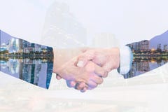 Κινηματογράφηση σε πρώτο πλάνο της χειραψίας businessmans που απομονώνεται στο άσπρο υπόβαθρο Στοκ Εικόνες Κινηματογράφηση σε πρώτο πλάνο της χειραψίας businessmans που απομονώνεται στο άσπρο υπόβαθρο Στοκ Εικόνες