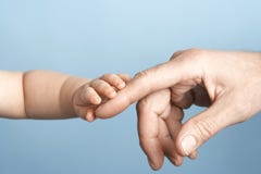 Κινηματογράφηση σε πρώτο πλάνο του ανθρώπινου δάχτυλου εκμετάλλευσης μωρών στοκ εικόνα Κινηματογράφηση σε πρώτο πλάνο του ανθρώπινου δάχτυλου εκμετάλλευσης μωρών στοκ εικόνα